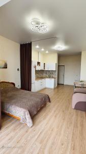 Рядом пляж Золотой берег