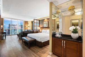 No Resort Fee Strip View Suites+ Free Valet + Pool