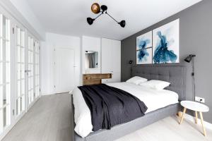 Charming downtown apartment with park view