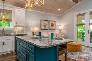 Luxe Family Condo with Bay View in Dauphin Island!