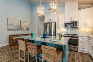 Luxe Family Condo with Bay View in Dauphin Island!
