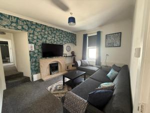 Coxon - 5 Bdrm 6 beds Perfect 4 contractor