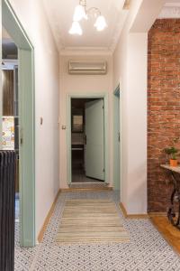 Stylish 1BR with Prime Location and Bold Design