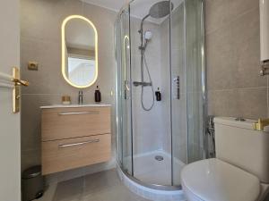 Little LV1 Au cœur de lAvenue des Champs-Elysées Arc de Triomphe