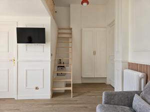 Little LV1 Au cœur de lAvenue des Champs-Elysées Arc de Triomphe