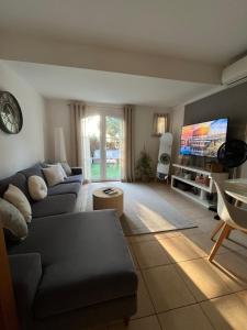 Holidays font mourrier