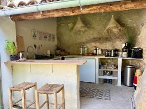 Villas Quiet Provencal bastide with pool close Lourmarin : photos des chambres