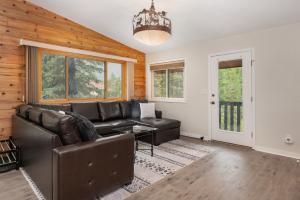 Pet Friendly, 4 Bedrooms Plus Game Room, Easy Walk to Lake Granby & Beacon Landing Marina