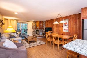 Beaver Village 1712 - Nicely Updated, 2 Queens Plus 2 Twins, Pool, Hot Tubs, Sauna