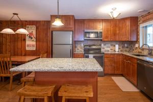 Beaver Village 1712 - Nicely Updated, 2 Queens Plus 2 Twins, Pool, Hot Tubs, Sauna