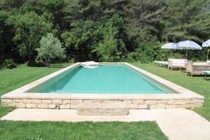 Quiet Provencal bastide with pool close Lourmarin