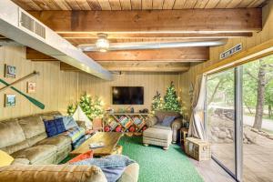 Canal Across Street Family Cabin in Breezy Point!