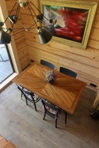 Meža namiņš pie upes