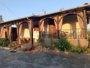 Red Roses-Traditional House