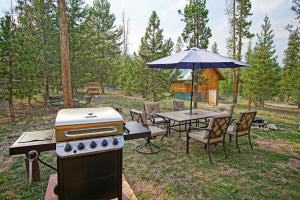 New Listing, Great Backyard with Firepit, Pet Friendly, Wood Burning Stove