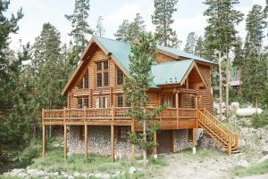 Spacious Cabin - Quality Finishes & Furniture, 2 Large Bedroom Suites Plus Den Bedroom Suite