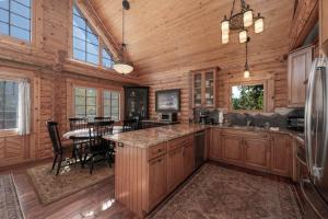Spacious Cabin - Quality Finishes & Furniture, 2 Large Bedroom Suites Plus Den Bedroom Suite