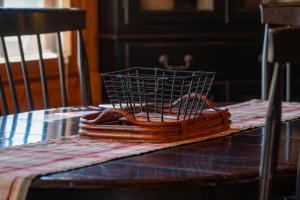 Spacious Cabin - Quality Finishes & Furniture, 2 Large Bedroom Suites Plus Den Bedroom Suite