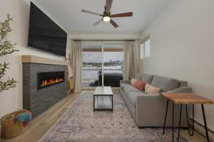 Private Hot Tub, High Quality, Sleeps 6 in beds Plus Sleeper Sofa, Brand New Condo