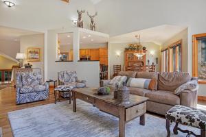 Private Hot Tub, 2 Living Areas with Fireplaces, Kitchen and Kitchenette, New Listing