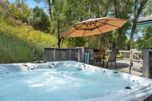 Private Hot Tub, 2 Living Areas with Fireplaces, Kitchen and Kitchenette, New Listing