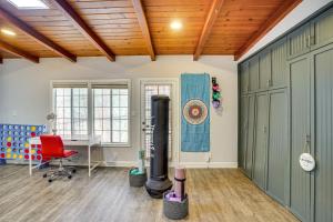 2 Mi to Cal State Long Beach Bungalow with Hot Tub!