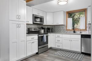 Private Hot Tub Overlooking Gore Creek, Parking for 4, Updated Townhome