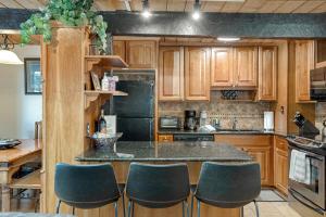 2 Bedroom Plus Loft, Right on Gore Creek, Free Bus Route, New Listing