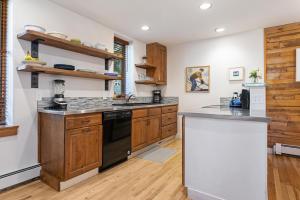 Outdoor Pool, Gas Grill, Private Washer & Dryer, On Bus Route