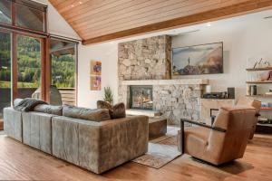 Penthouse Luxury Condo, Covered Parking, 2 Minute Walk to Cascade Lift