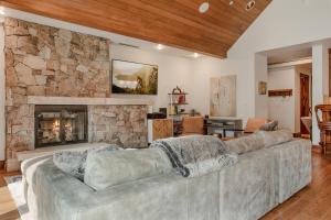 Penthouse Luxury Condo, Covered Parking, 2 Minute Walk to Cascade Lift