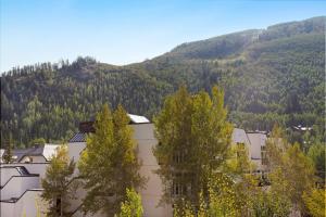 Penthouse Luxury Condo, Covered Parking, 2 Minute Walk to Cascade Lift