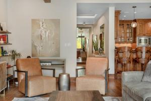 Penthouse Luxury Condo, Covered Parking, 2 Minute Walk to Cascade Lift