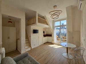 Little LV2 Au cœur de lAvenue des Champs-Elysées Arc de Triomphe