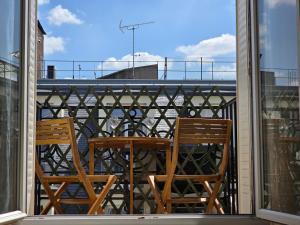 Little LV2 Au cœur de lAvenue des Champs-Elysées Arc de Triomphe