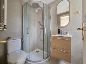 Little LV2 Au cœur de lAvenue des Champs-Elysées Arc de Triomphe