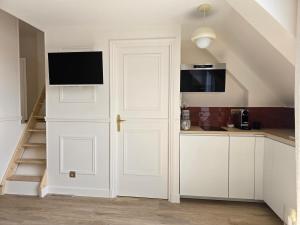 Little LV2 Au cœur de lAvenue des Champs-Elysées Arc de Triomphe