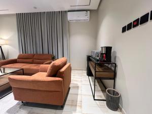 سويت بغرفة نوم وصالة جانبية