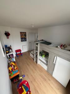 Plages et golf à pieds ! Maison moderne avec jardin et grande terrasse