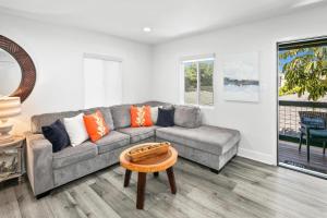 Modern 1 BR Beach Waves and Sunshine