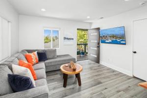 Modern 1 BR Beach Waves and Sunshine