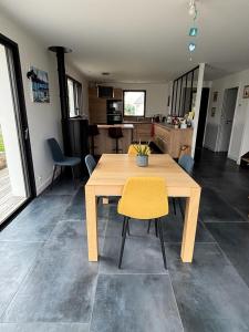 Plages et golf à pieds ! Maison moderne avec jardin et grande terrasse