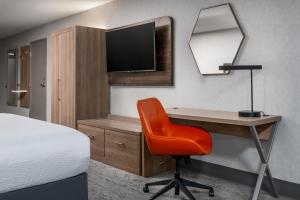 Standard King Room room in Holiday Inn Express Fresno River Park Highway 41 an IHG Hotel