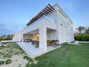 Luxury Villa in Marina 7
