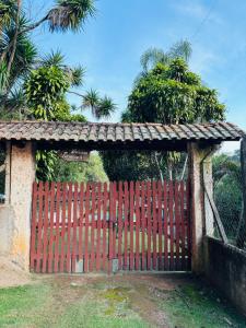 Casa de campo com piscina em condomínio.