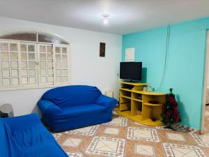 Casa de campo com piscina em condomínio.