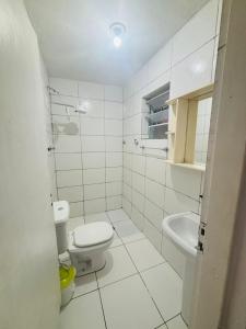 Casa de campo com piscina em condomínio.