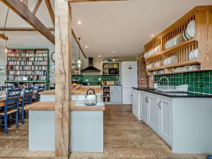 5 bed in Wiveton KT021