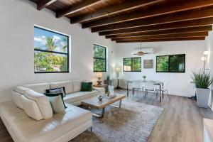 Hidden Bungalow- Peaceful retreat BBQ and hot tub