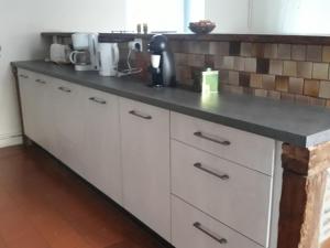 Gîte chaleureux avec jardin arboré, terrasse, salle de jeux et parking privé à Pré-Saint-Évroult. - FR-1-581-3